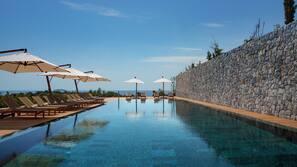 Piscine couverte, piscine extérieure (ouverte en saison)