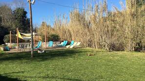 Piscina al aire libre, sombrillas, tumbonas