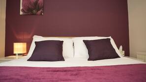 8 bedrooms, premium bedding, desk, free WiFi