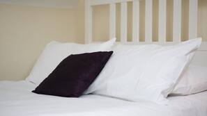 8 bedrooms, premium bedding, desk, free WiFi