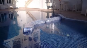 Piscina all'aperto, ombrelloni da piscina, lettini