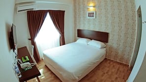 Premium bedding, desk, iron/ironing board, free WiFi