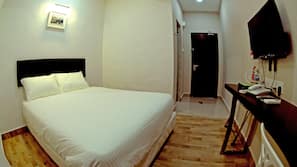 Premium bedding, desk, iron/ironing board, free WiFi