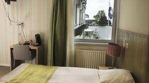 Een bureau, een strijkplank/strijkijzer, gratis wifi
