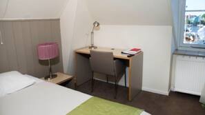 Een bureau, een strijkplank/strijkijzer, gratis wifi