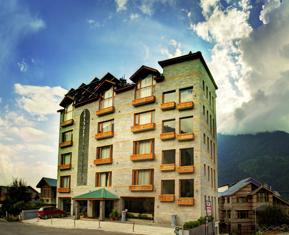 Summit Chandertal Regency in Manāli, India