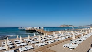 Plage privée à proximité, chaises longues, parasols, serviettes de plage