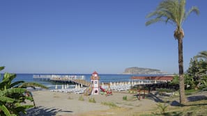Plage privée à proximité, chaises longues, parasols, serviettes de plage
