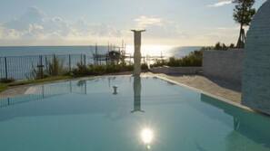 Piscina all'aperto, una piscina a sfioro