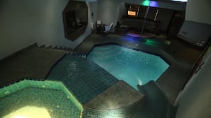 Una piscina cubierta