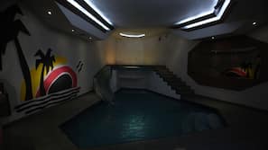 Una piscina cubierta