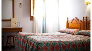 Escritorio, cortinas opacas, wifi gratis