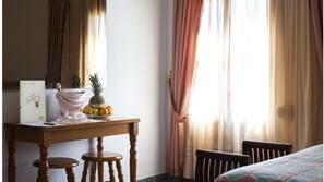 Escritorio, cortinas opacas, wifi gratis