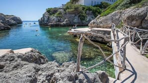 Una spiaggia nelle vicinanze