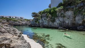Una spiaggia nelle vicinanze