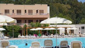 Piscina all'aperto, lettini