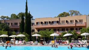 Piscina all'aperto, lettini