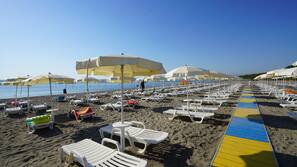Spiaggia privata nelle vicinanze, lettini da mare, ombrelloni