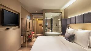 Minibar, brankas, meja kerja, dan tirai kedap cahaya