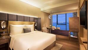 Minibar, brankas, meja kerja, dan tirai kedap cahaya