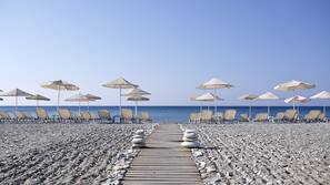Am Strand, Liegestühle, Sonnenschirme