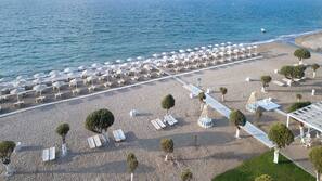 Am Strand, Liegestühle, Sonnenschirme