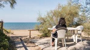 Una spiaggia nelle vicinanze, lettini da mare, ombrelloni