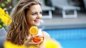Piscina all'aperto, con ingresso dalle 8:00 alle 20:30, lettini