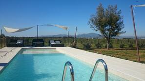 Piscina stagionale all'aperto, lettini