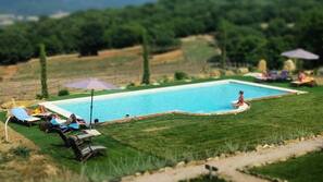 Piscina stagionale all'aperto, una piscina a sfioro