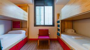 Een bureau, een strijkplank/strijkijzer, gratis wifi, beddengoed