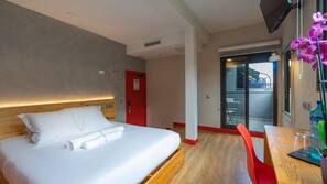 Een bureau, een strijkplank/strijkijzer, gratis wifi, beddengoed