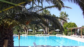 Piscine extérieure, parasols de plage, chaises longues