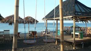 Plage, sable noir, plongée sous-marine, snorkeling