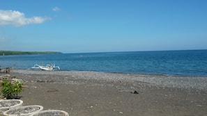 Plage, sable noir, plongée sous-marine, snorkeling