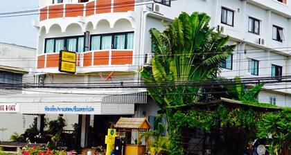 EZ House & Cafe