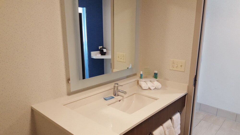 Holiday Inn Express & Suites Oswego, an IHG Hotel