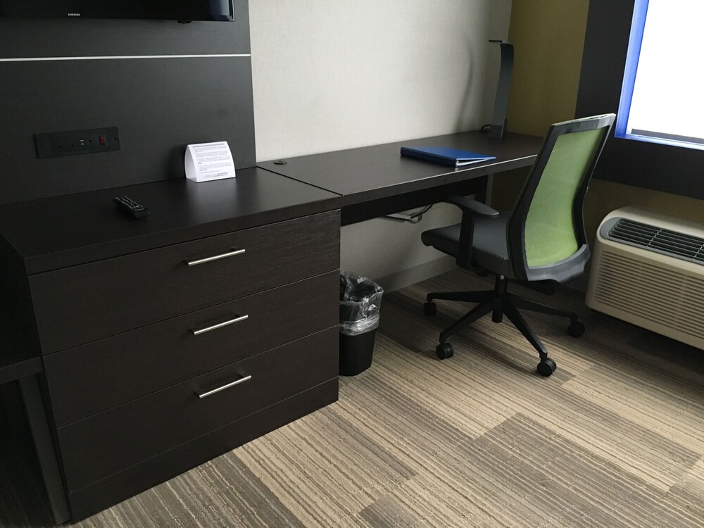 Holiday Inn Express & Suites Oswego, an IHG Hotel