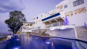 3 outdoor pools, pool umbrellas, pool loungers