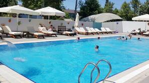 2 Innenpools, Außenpool (je nach Saison geöffnet), Cabañas (kostenlos)