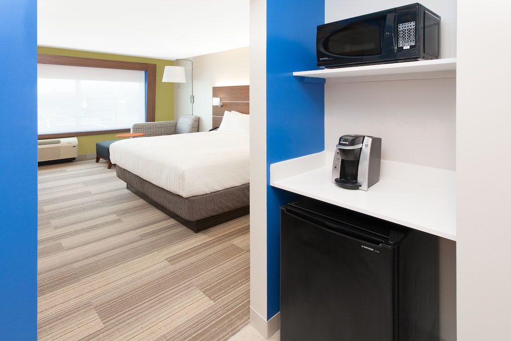 Holiday Inn Express and Suites Detroit/Sterling Heights, an IHG Hotel