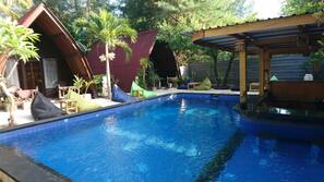 Una piscina al aire libre