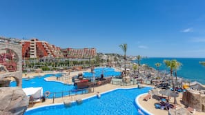 3 piscines extérieures, parasols de plage, chaises longues
