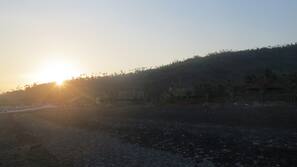 Di pantai dan memancing