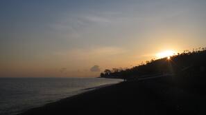 Di pantai dan memancing