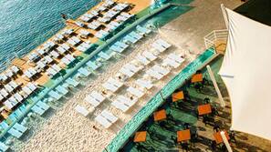 Privatstrand, Liegestühle, Sonnenschirme, Strandtücher
