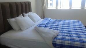 1 bedroom, desk, iron/ironing board, free rollaway beds