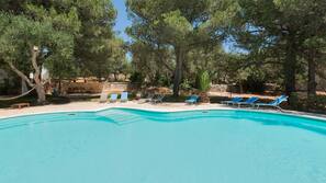 Piscina stagionale all'aperto, ombrelloni da piscina, lettini