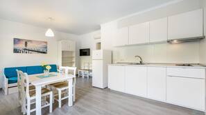 Fridge, microwave, hob, coffee/tea maker
