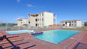 2 piscines extérieures
